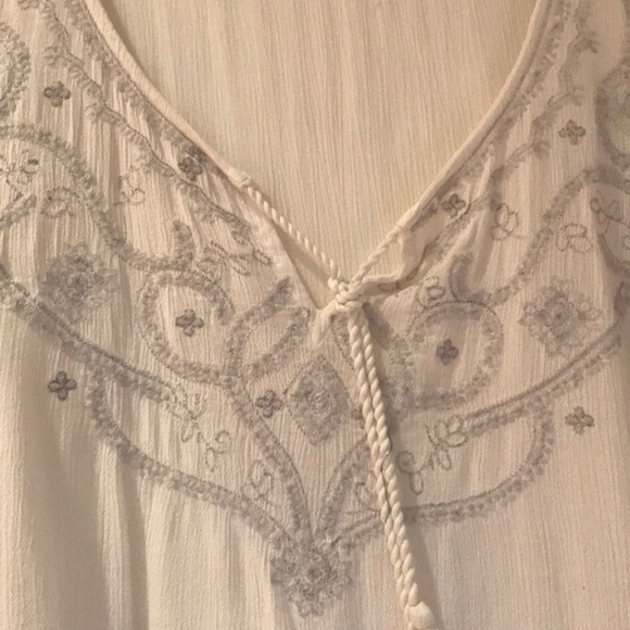 🚫🚫SOLD🚫🚫Front tie embroidered white blouse - Picture 3 of 4
